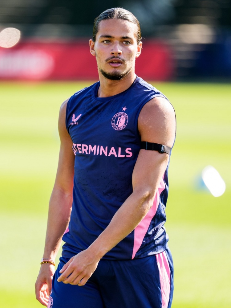 星空体育-记者：切尔西有意费耶诺德前锋哈迪·穆萨，报价合适冬窗可以离队